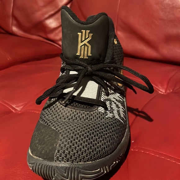 Tyrese Haliburton basketball shoes. - Picture 2 of 4